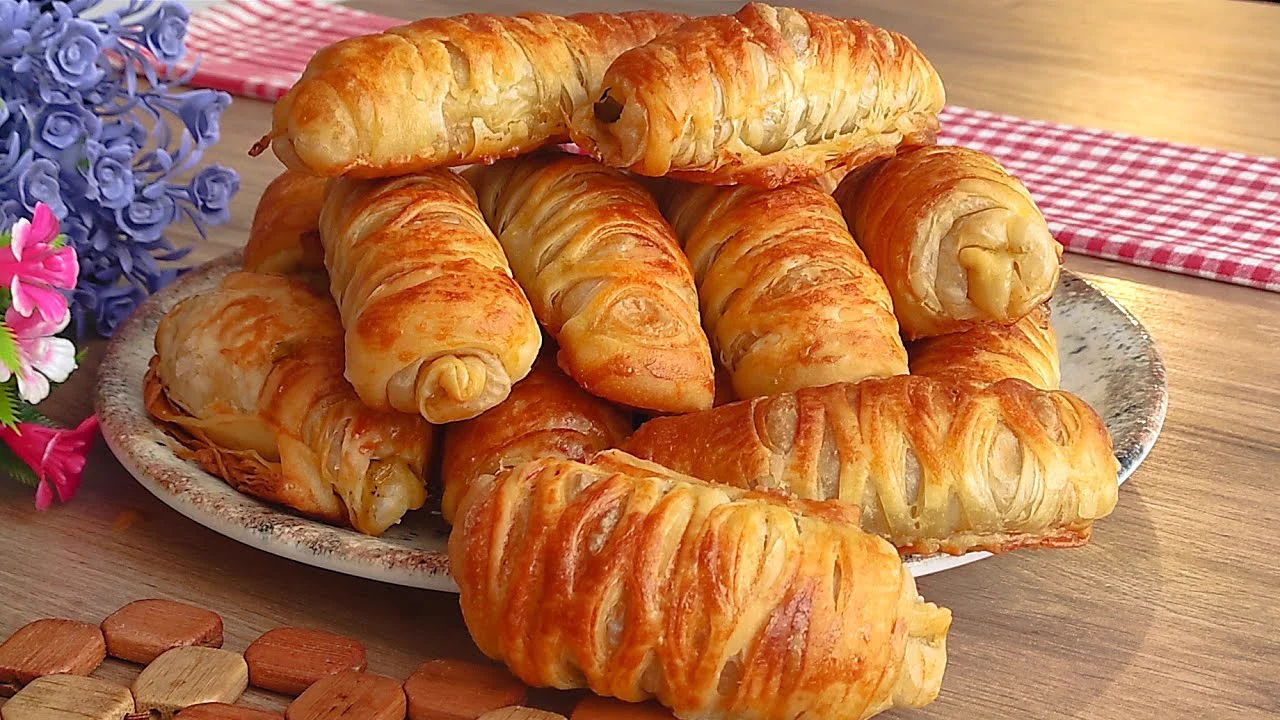 PIRASA MEVSİMİ GELDİĞİNDE TEPSİ TEPSİ YAPIYORUM YOK BÖYLE BİR LEZZET EL Açması börek