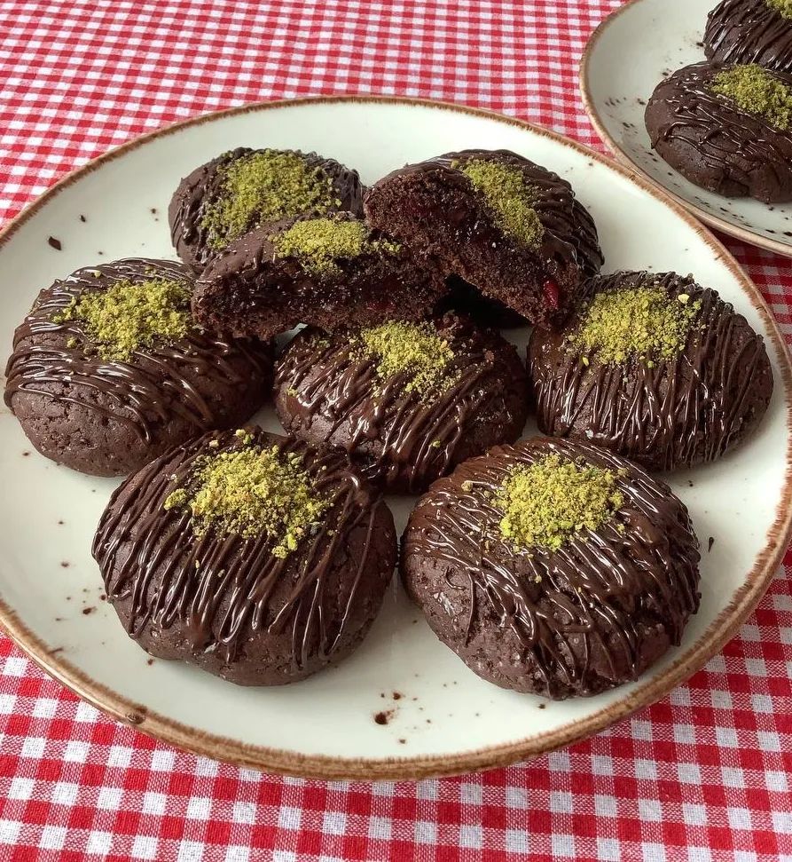 İçi Çikolatalı Ve Vişneli Browni Kurabiye Tarifi