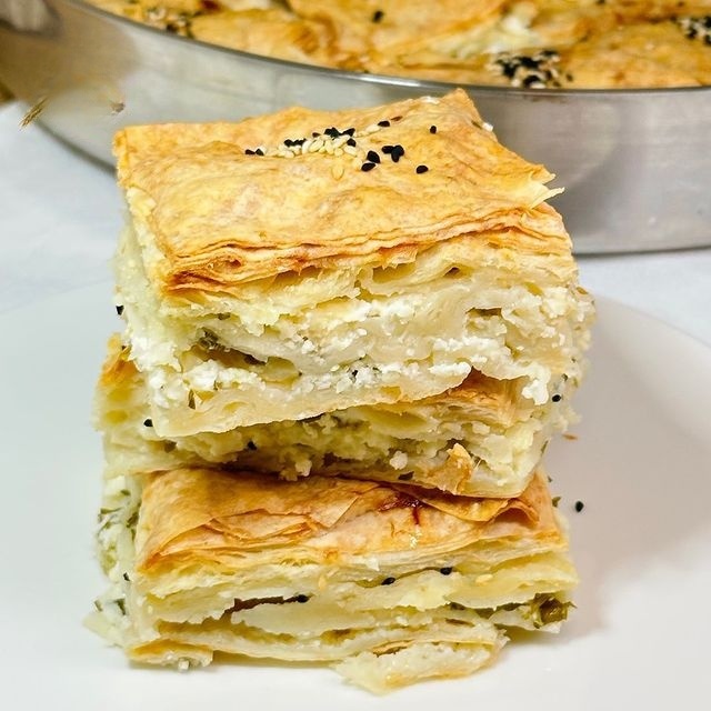 Su Böreği Tadında Hazır Yufkadan Peynirli Börek Tarifi