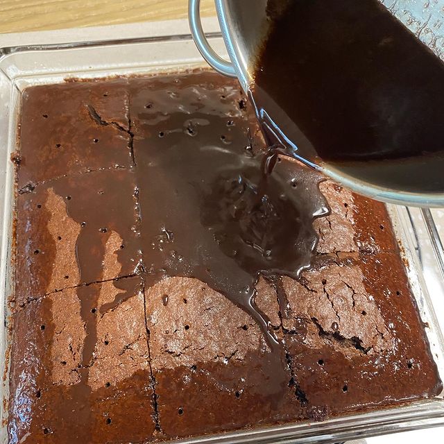 Yumurtasız Sosu ile Islak Kek Tarifi
