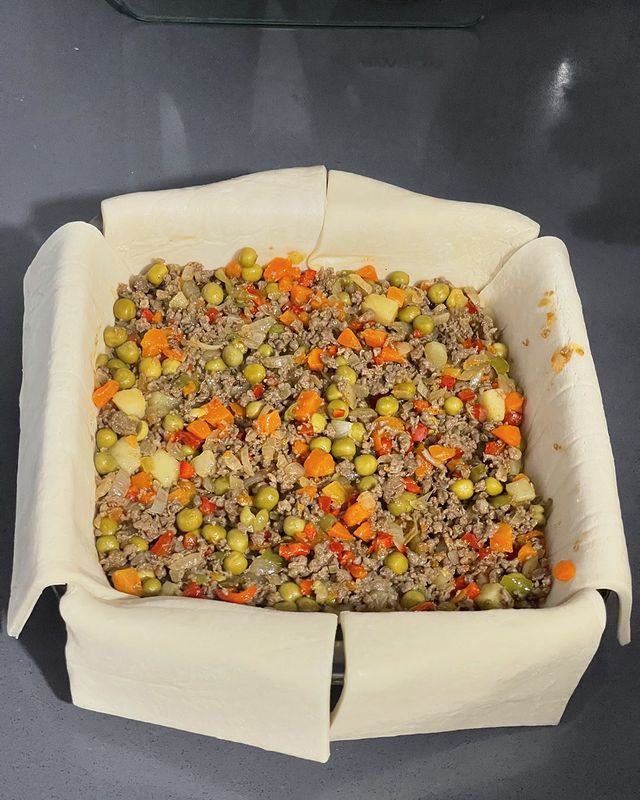 Kıymalı Garnitürlü Milföy Börek Tarifi