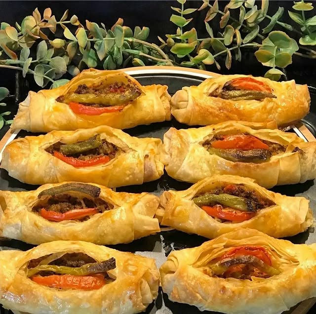 Kıymalı Karnıyarık Böreği Tarifi