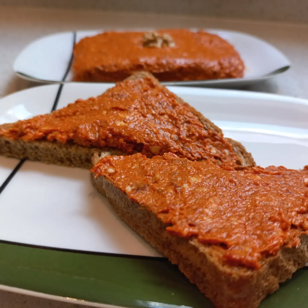 Cevizli Kuru Biberli Muhammara Tarifi