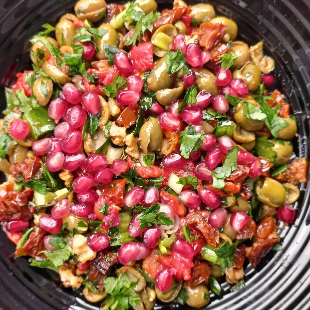 Kuru Domatesli Zeytin Salatası Tarifi