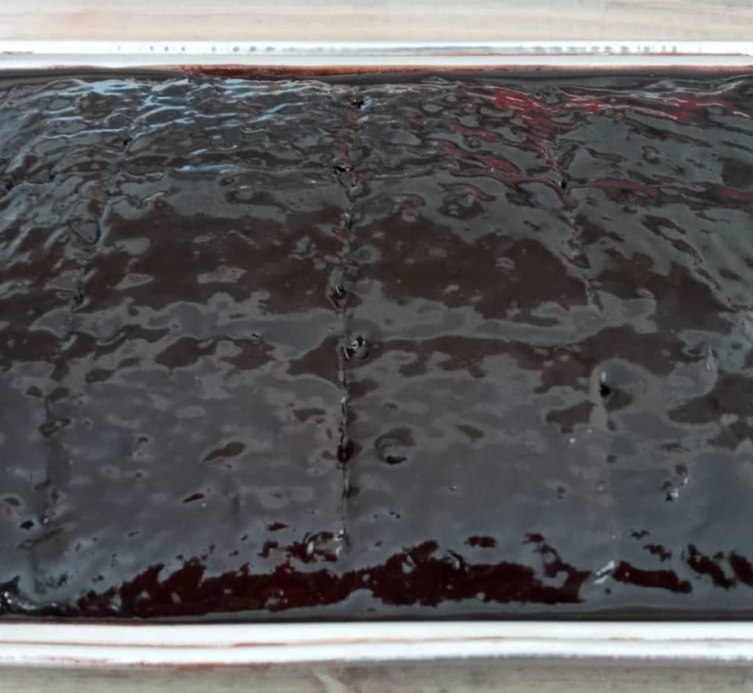 Ev Yapımı Çikolata Soslu Islak Kek Tarifi