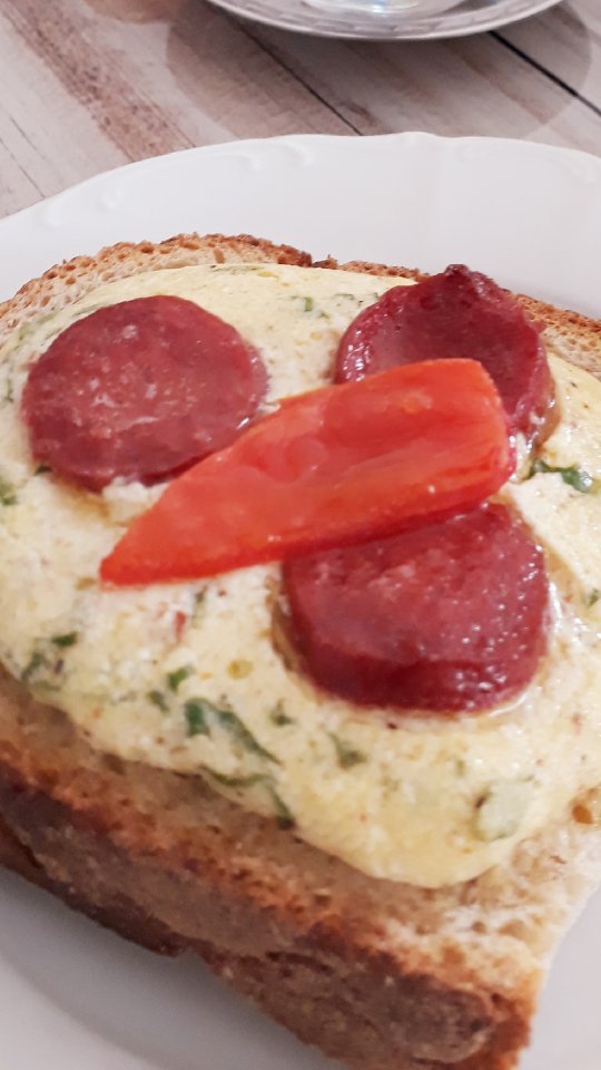 Fırında Kızarmıs Peynirli, Sucuklu Ekmek Dilimleri Tarifi