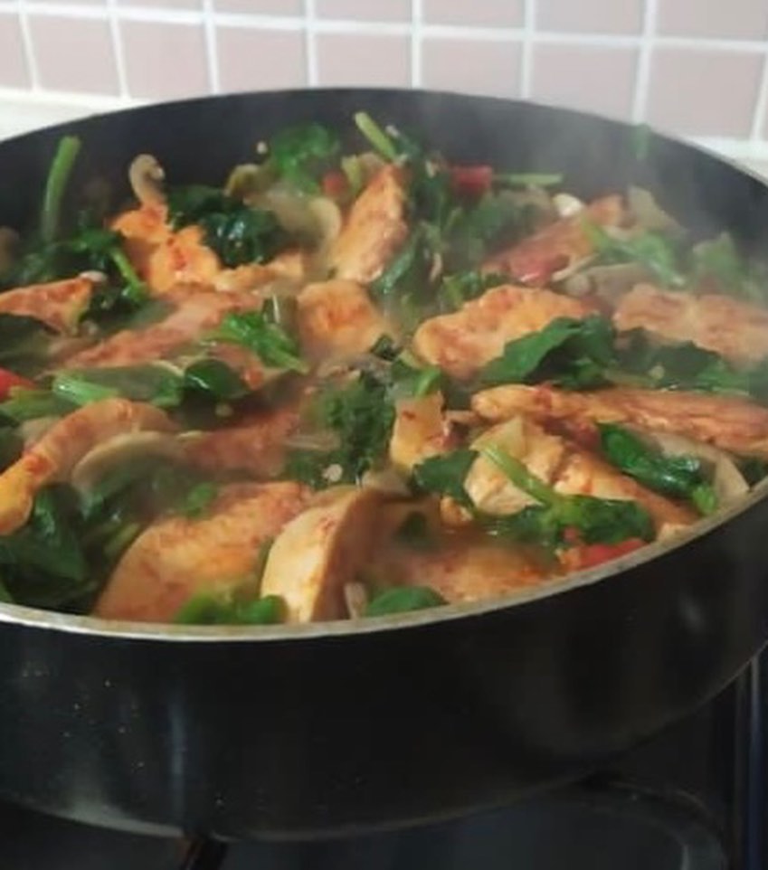 Ispanaklı Mantarlı Krema Soslu Tavuk Tarifi