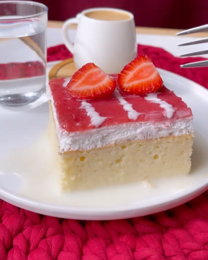 Çilek Soslu Trileçe Nasıl Yapılır