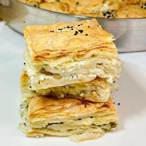 Su Böreği Tadında Hazır Yufkadan Peynirli Börek Tarifi