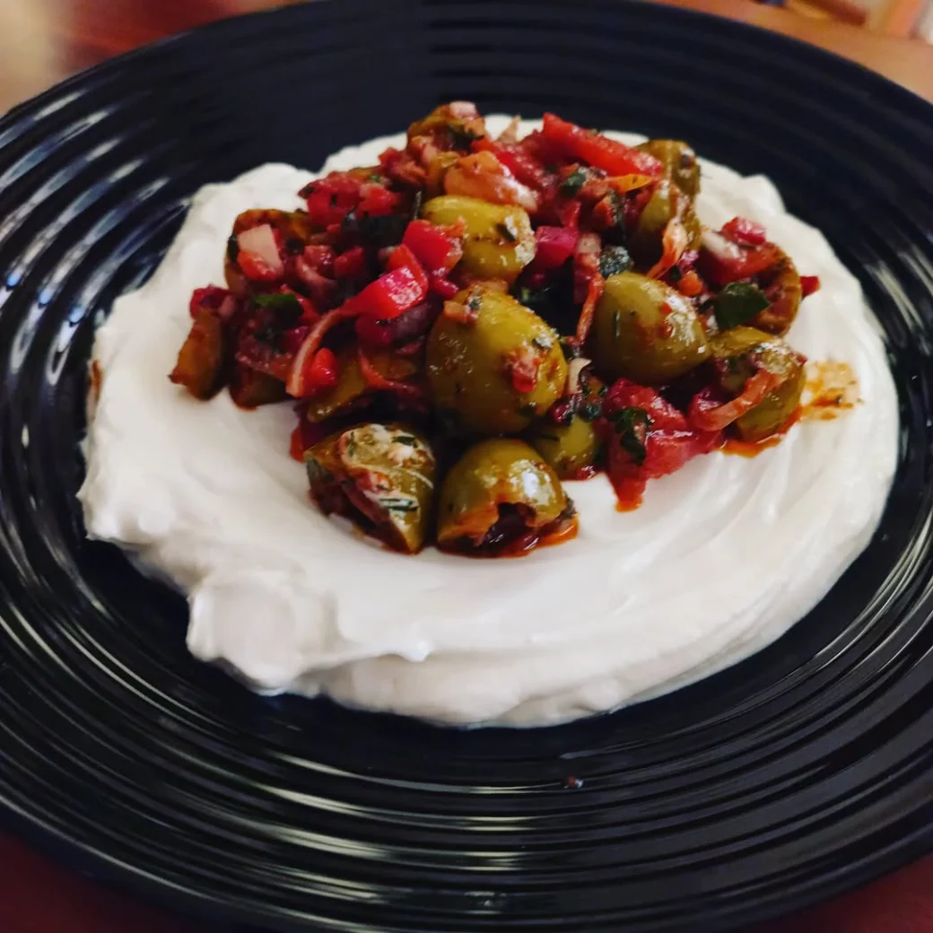 Yoğurtlu Zeytin Salatası Tarifi