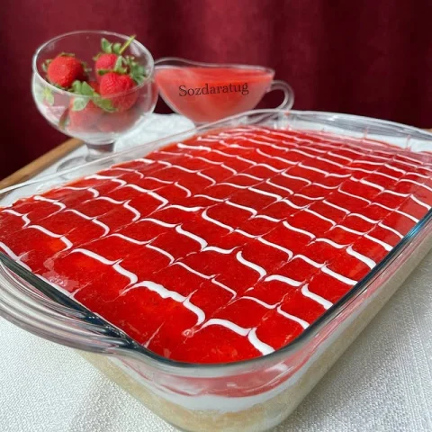 Çilek Soslu Trileçe Nasıl Yapılır