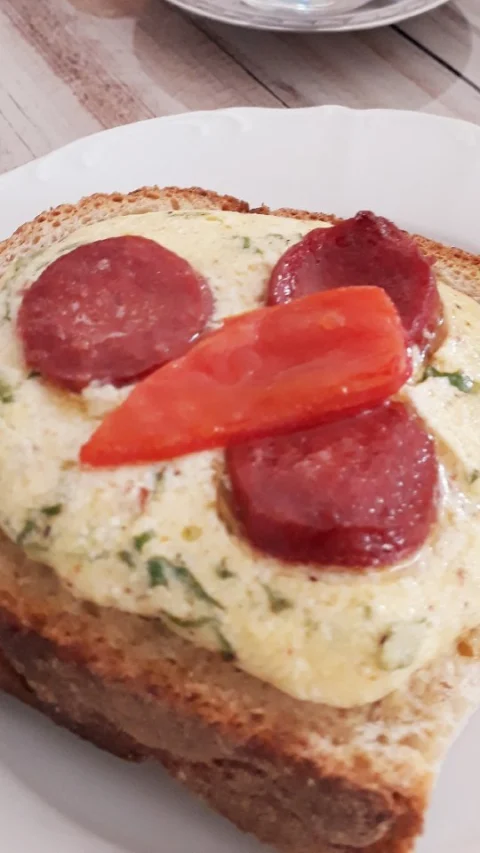 Fırında Kızarmıs Peynirli, Sucuklu Ekmek Dilimleri Tarifi