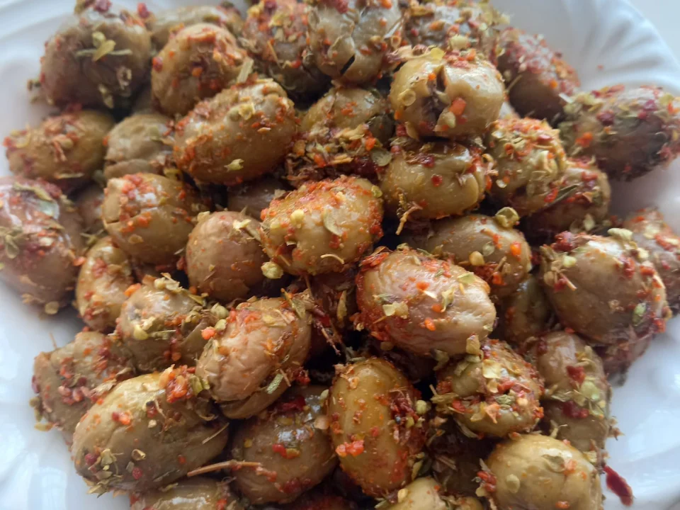 Pul Biberli, Kekikli ve Zeytinyağlı Kahvaltılık Yeşil Zeytin Tarifi